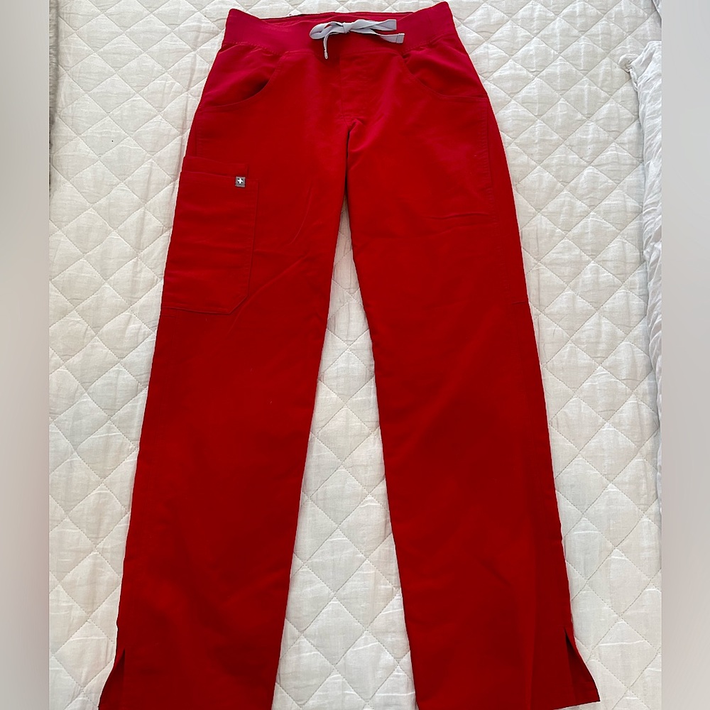 FIGS Kade Cargo Scrub Pant// Winning Red// petite XXS